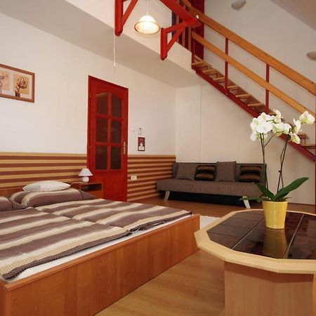 Hellasz Apartman Gyula Exteriér fotografie