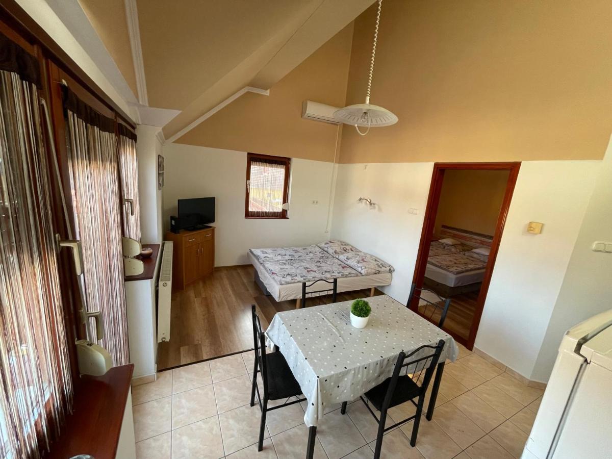 Hellasz Apartman Gyula Exteriér fotografie