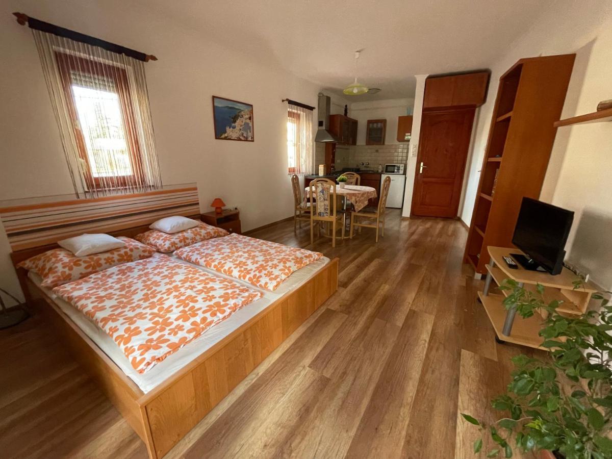Hellasz Apartman Gyula Exteriér fotografie