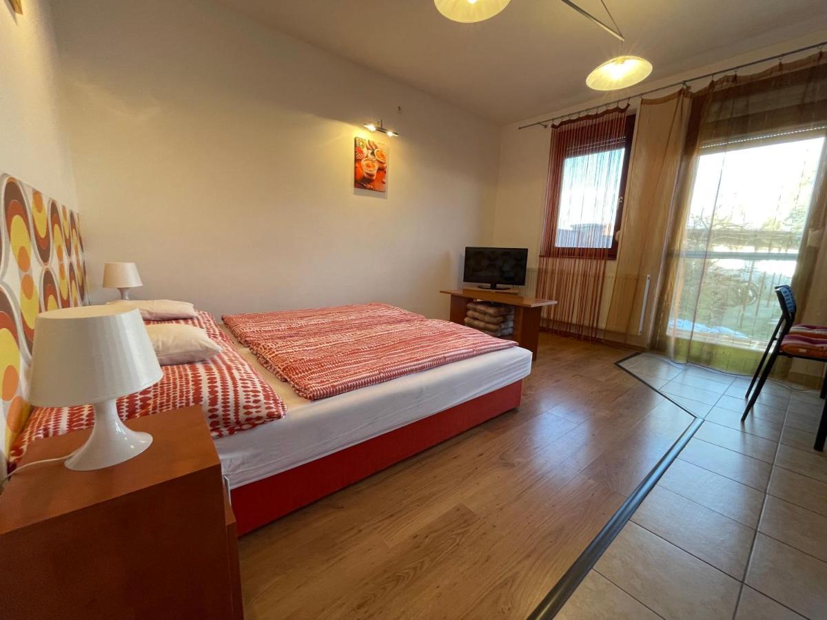 Hellasz Apartman Gyula Exteriér fotografie