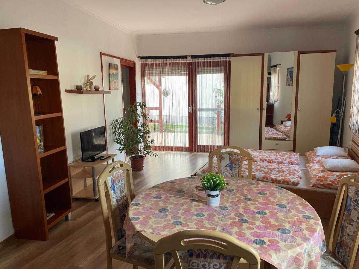 Hellasz Apartman Gyula Exteriér fotografie
