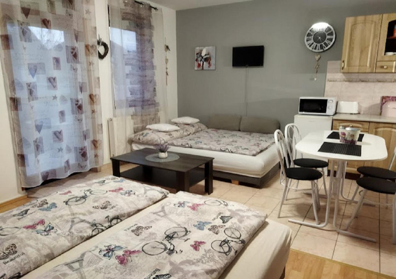 Hellasz Apartman Gyula Exteriér fotografie
