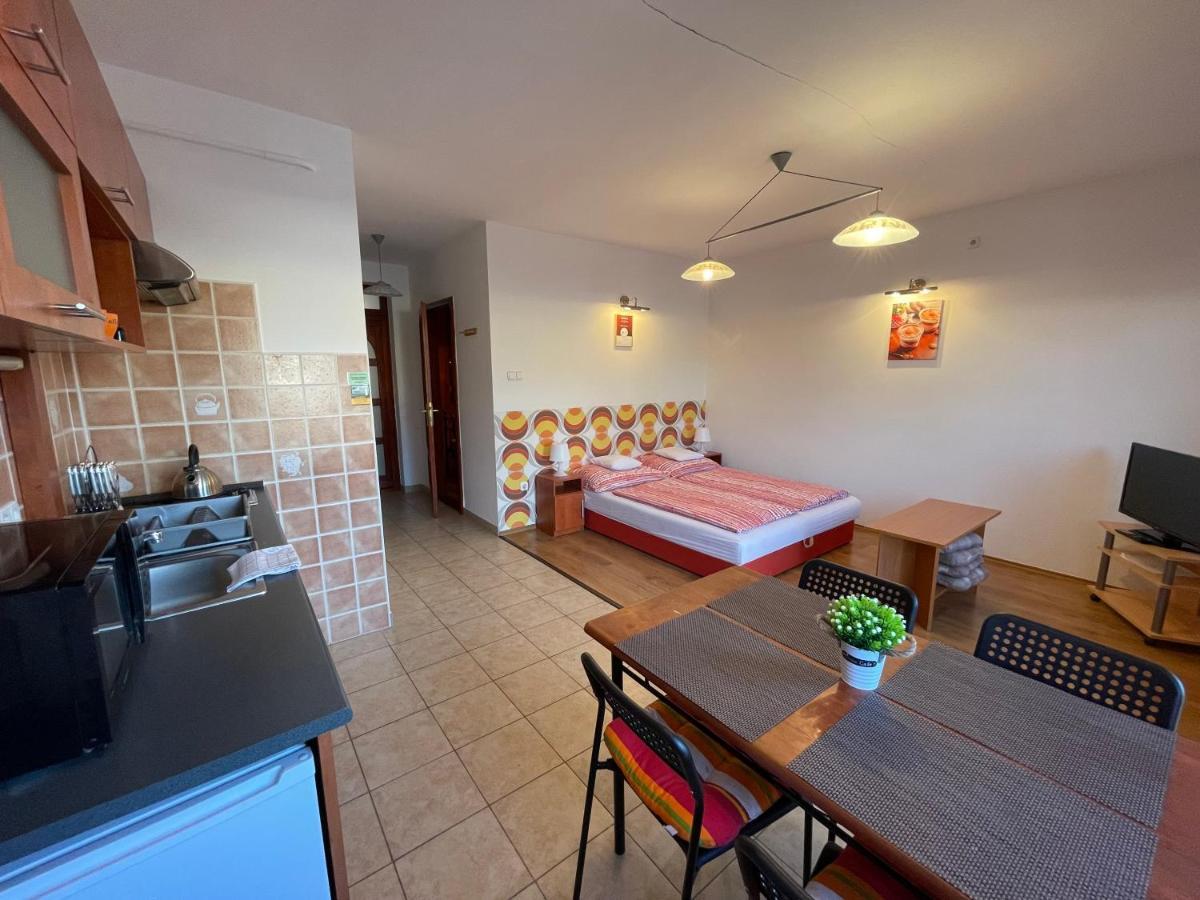 Hellasz Apartman Gyula Exteriér fotografie