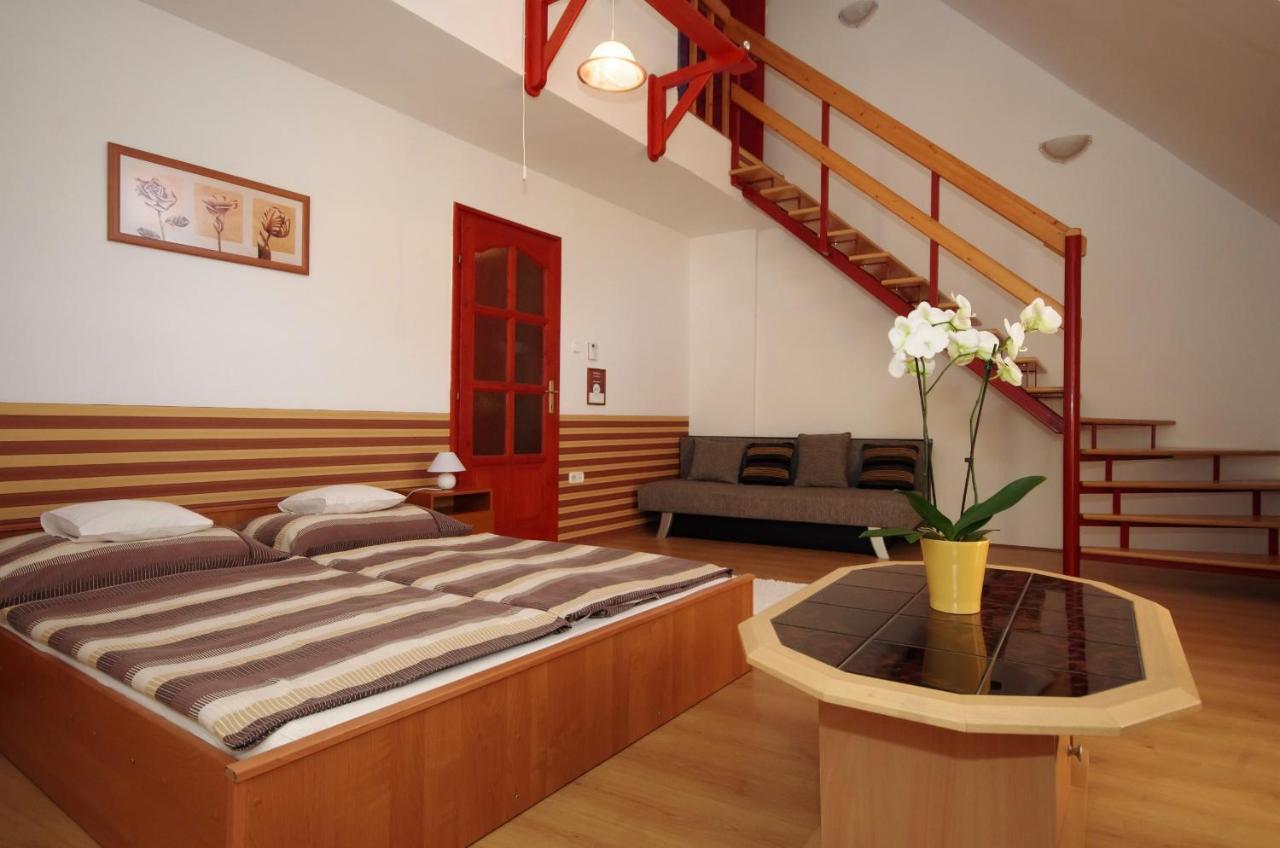 Hellasz Apartman Gyula Exteriér fotografie