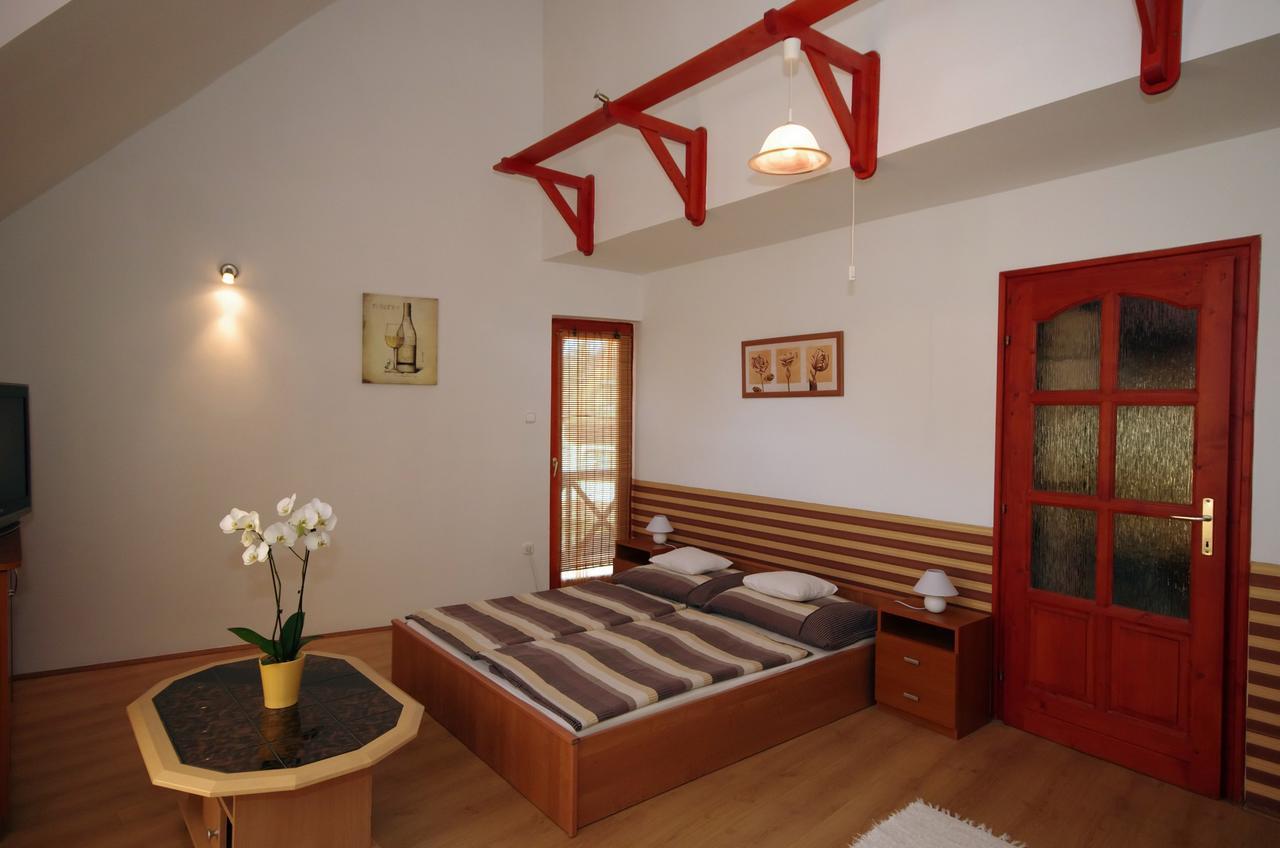 Hellasz Apartman Gyula Pokoj fotografie