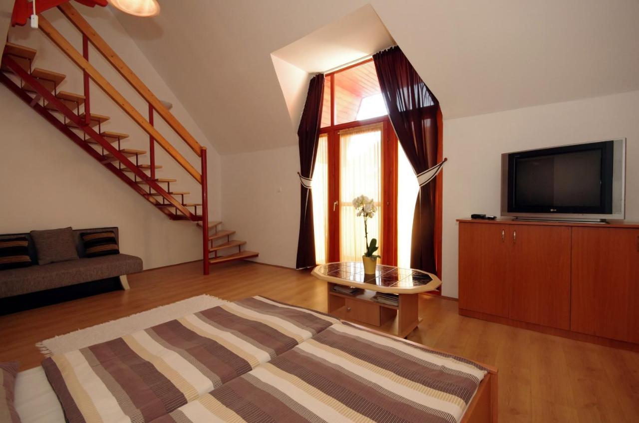 Hellasz Apartman Gyula Exteriér fotografie